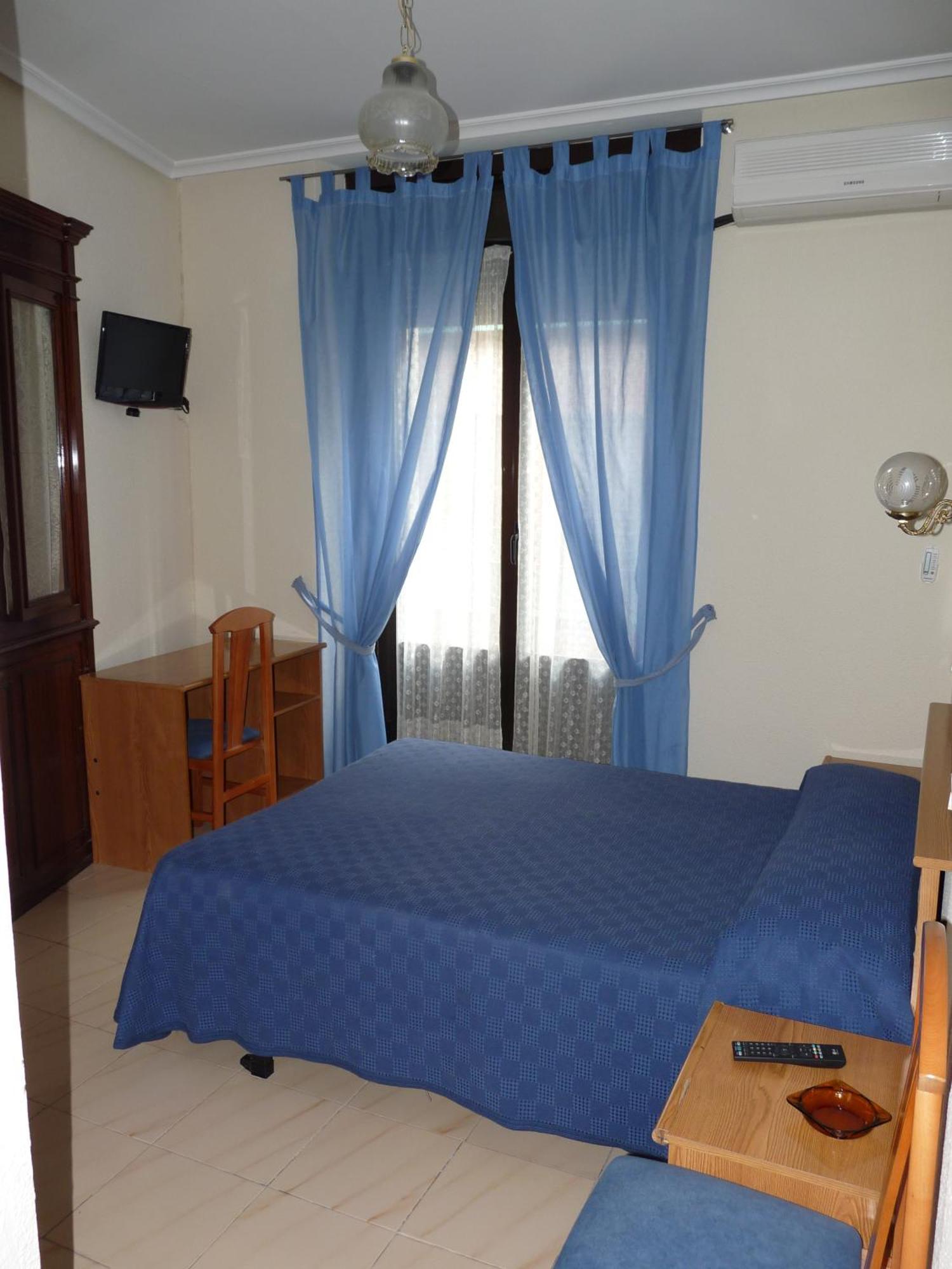 Hostal Fernandez Madrid Exterior photo